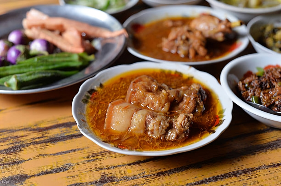 Wet Tha Chin – หมูสามชั้นพะโล้สไตล์พม่า