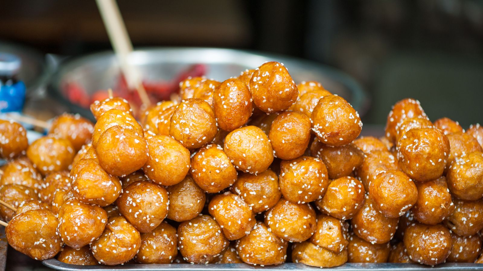 糖油果子 (Tang You Guo Zi) ขนมแป้งทอดเคลือบน้ำตาลคาราเมล