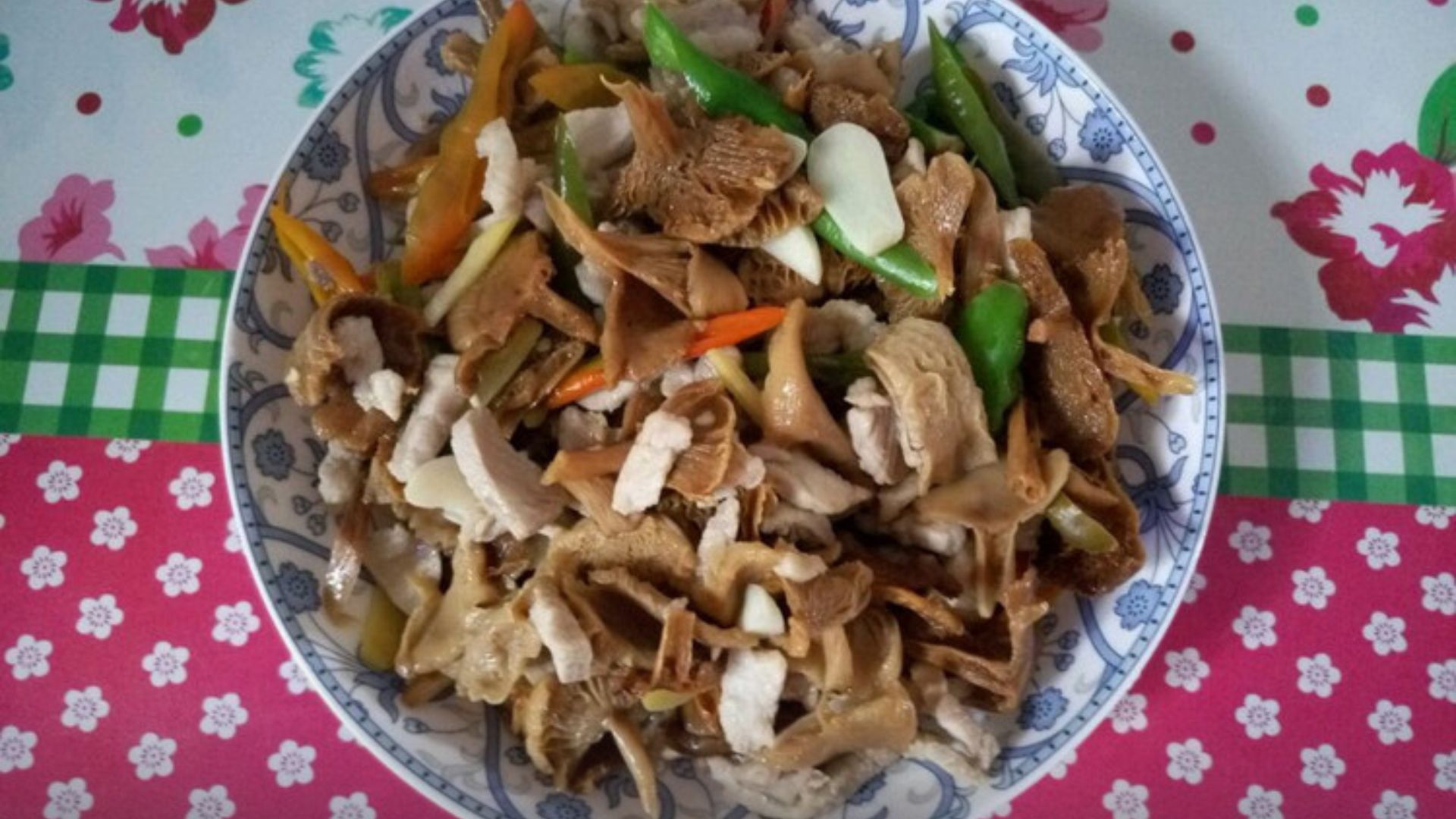 เห็ดป่าผัดน้ำมัน (野生菌炒)