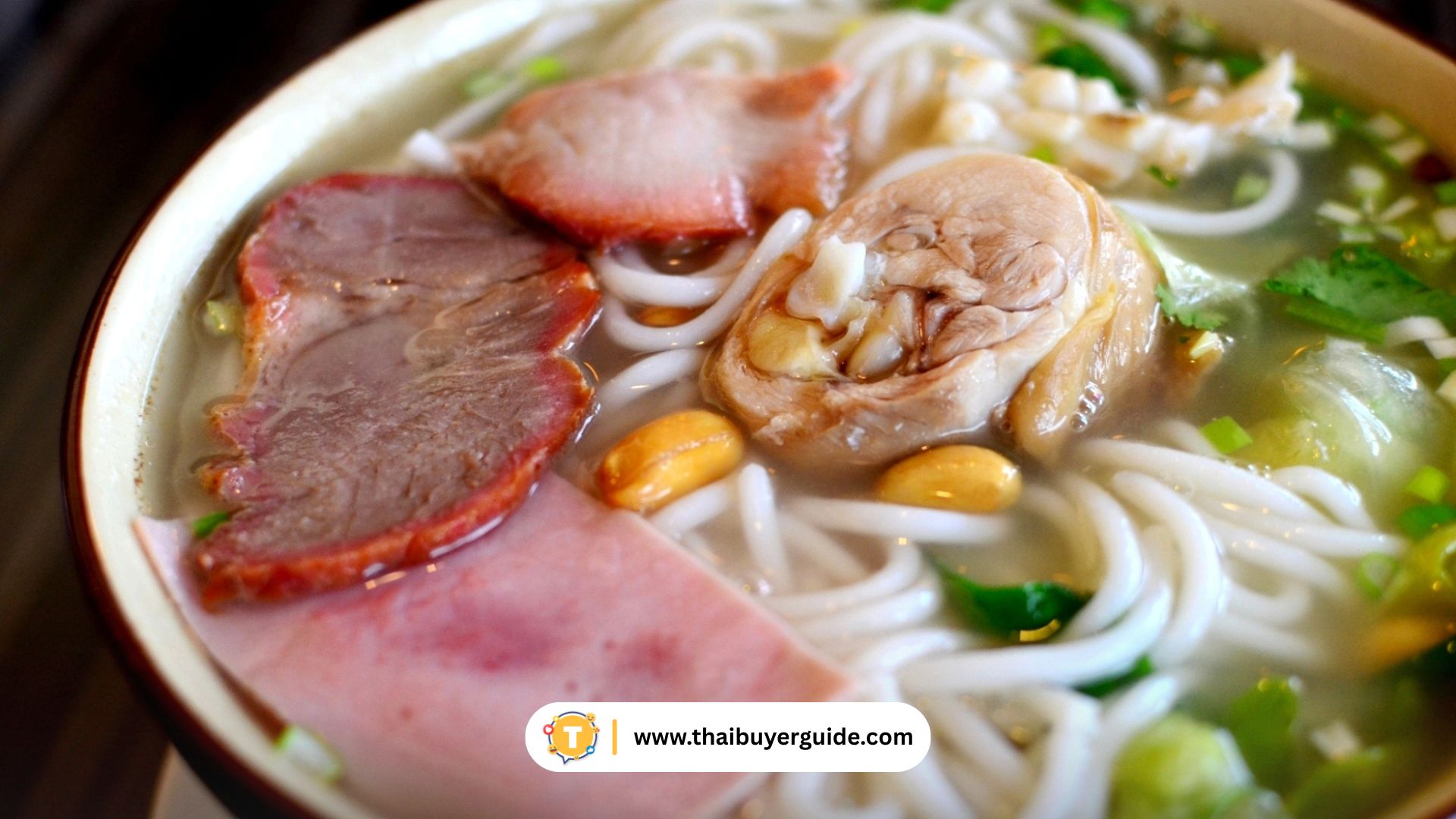 ข้าวซอยยูนนาน (过桥米线 – Across the Bridge Rice Noodles)