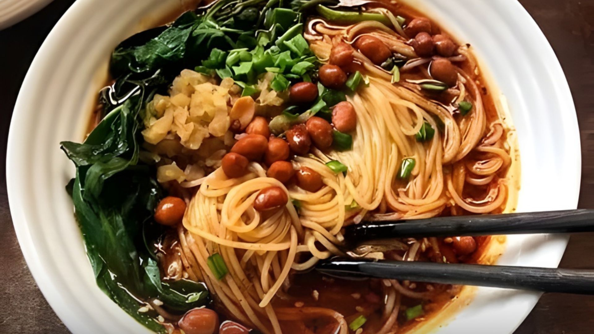 小面 (Xiaomian) — บะหมี่เส้นเล็กใส่ซอสพริก รสเข้มข้นจนต้องซด