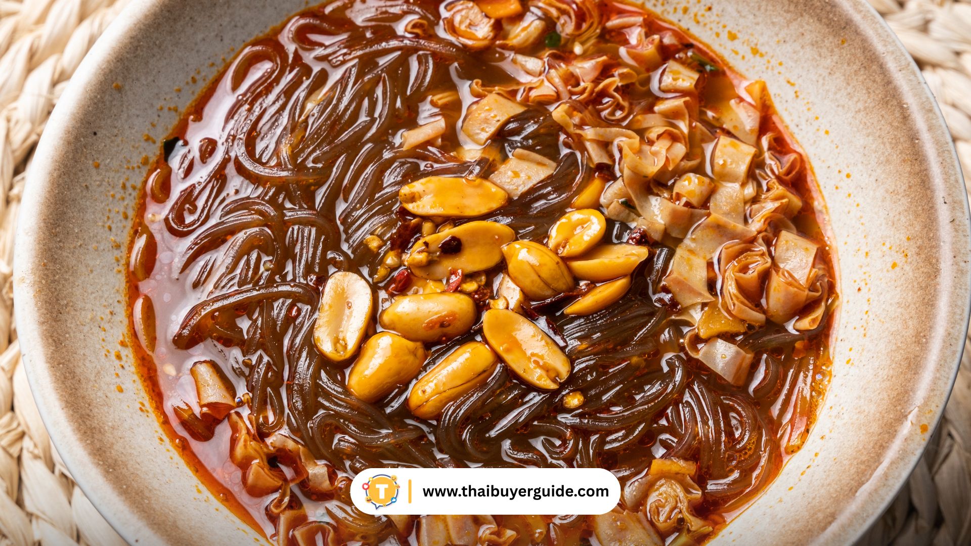 酸辣粉 (Suan La Fen) — วุ้นเส้นมันเทศราดซอสเปรี้ยวเผ็ด หอมกลิ่นถั่วลิสงและกระเทียม