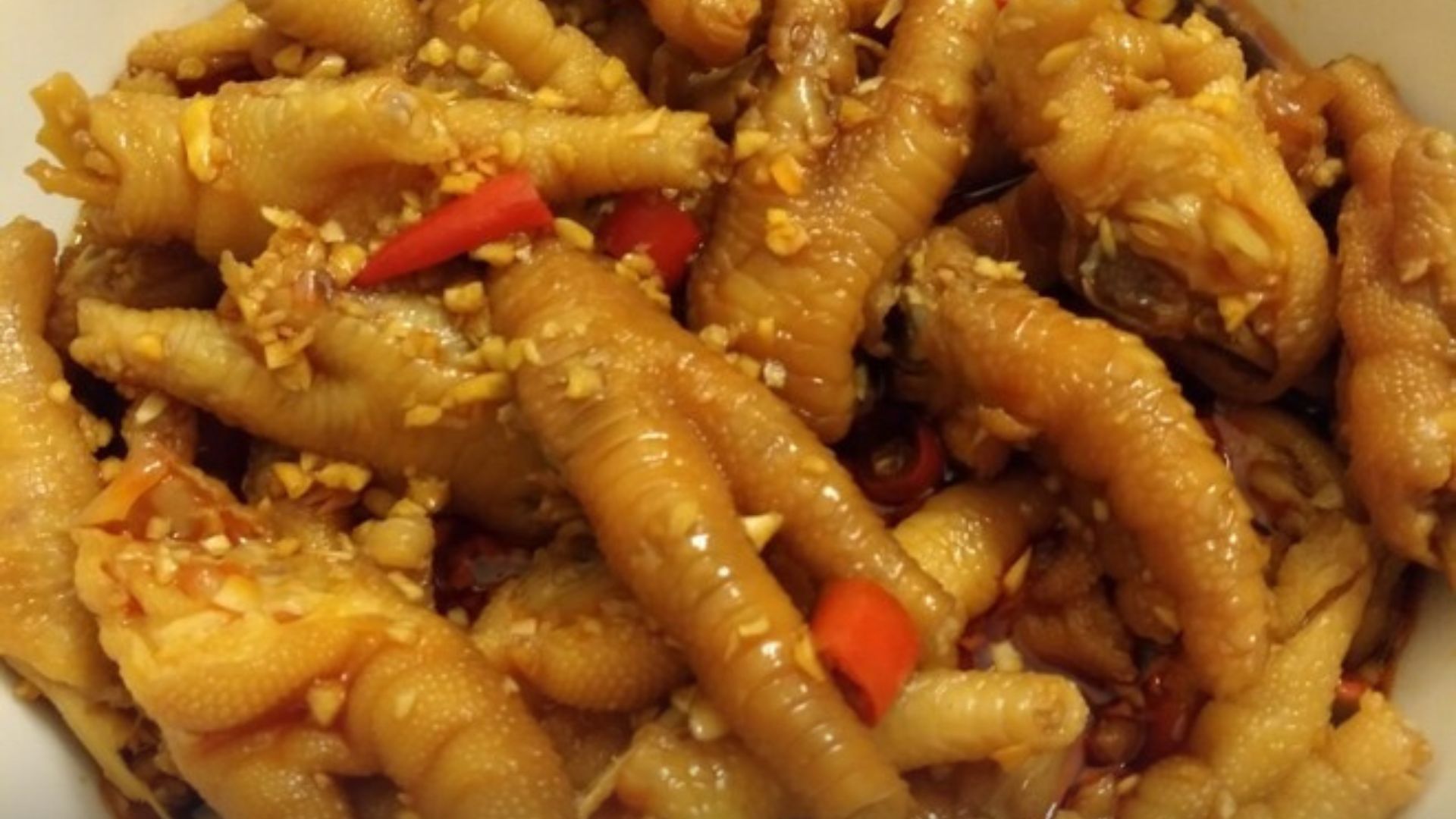 สลัดขาไก่ยูนนาน (凉拌鸡脚)