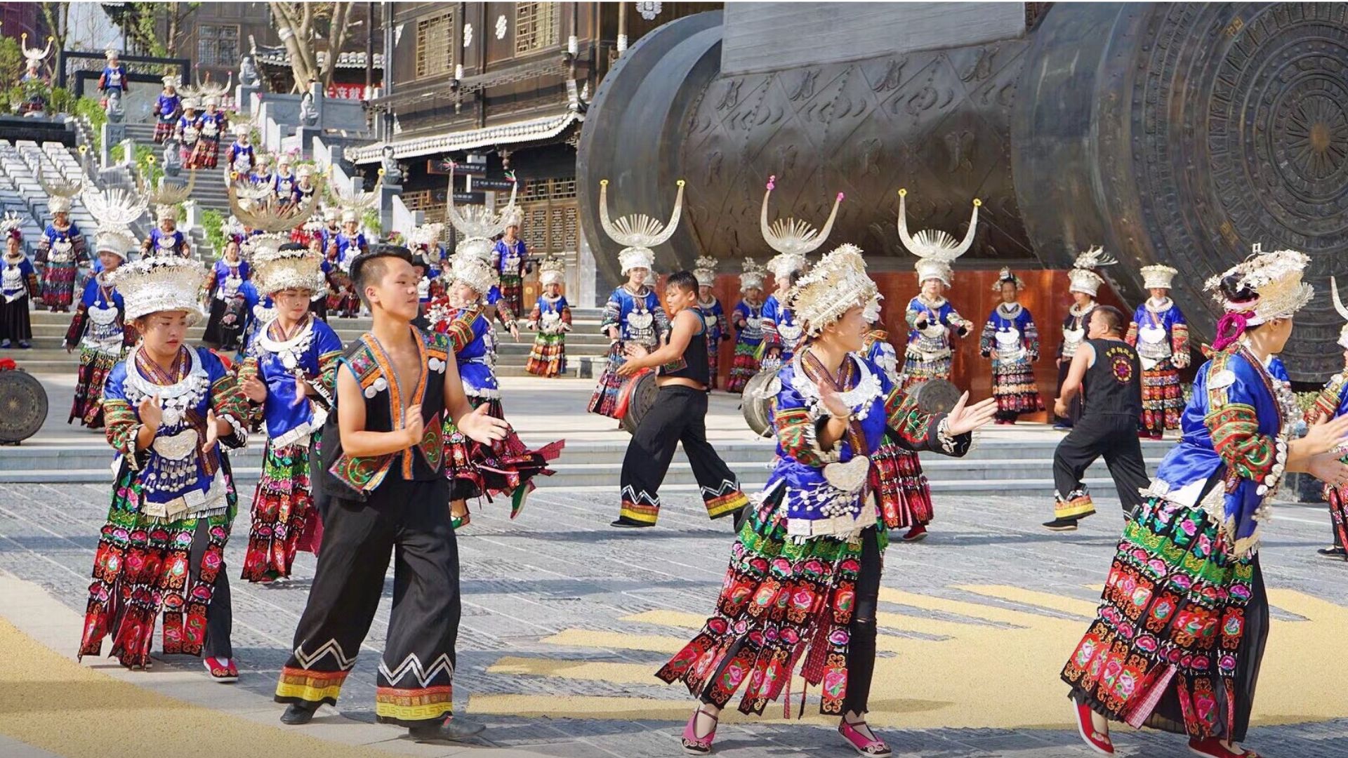 ชมพิธีต้อนรับแบบชนเผ่าเมี้ยว “ลานเต้นรำหมู่บ้าน”