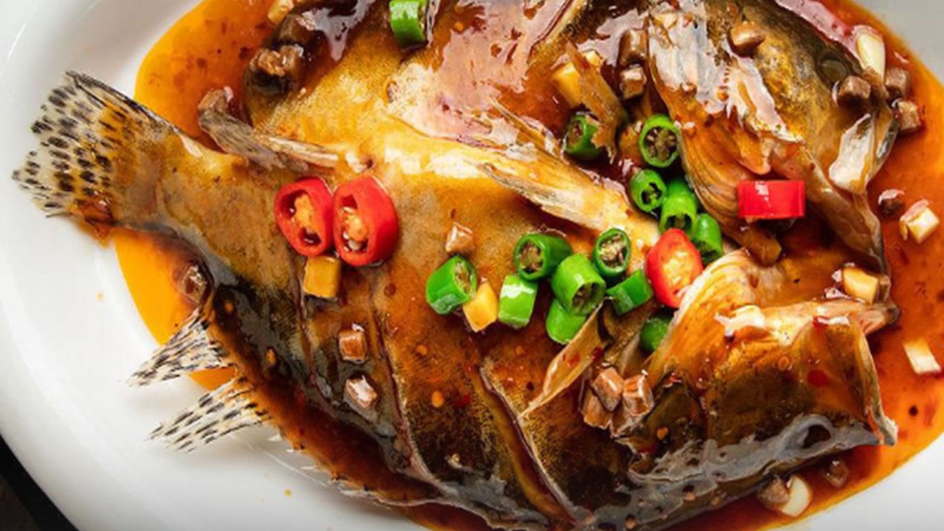 ปลาน้ำจืดตุ๋นซอส (清炖徽州鱼)