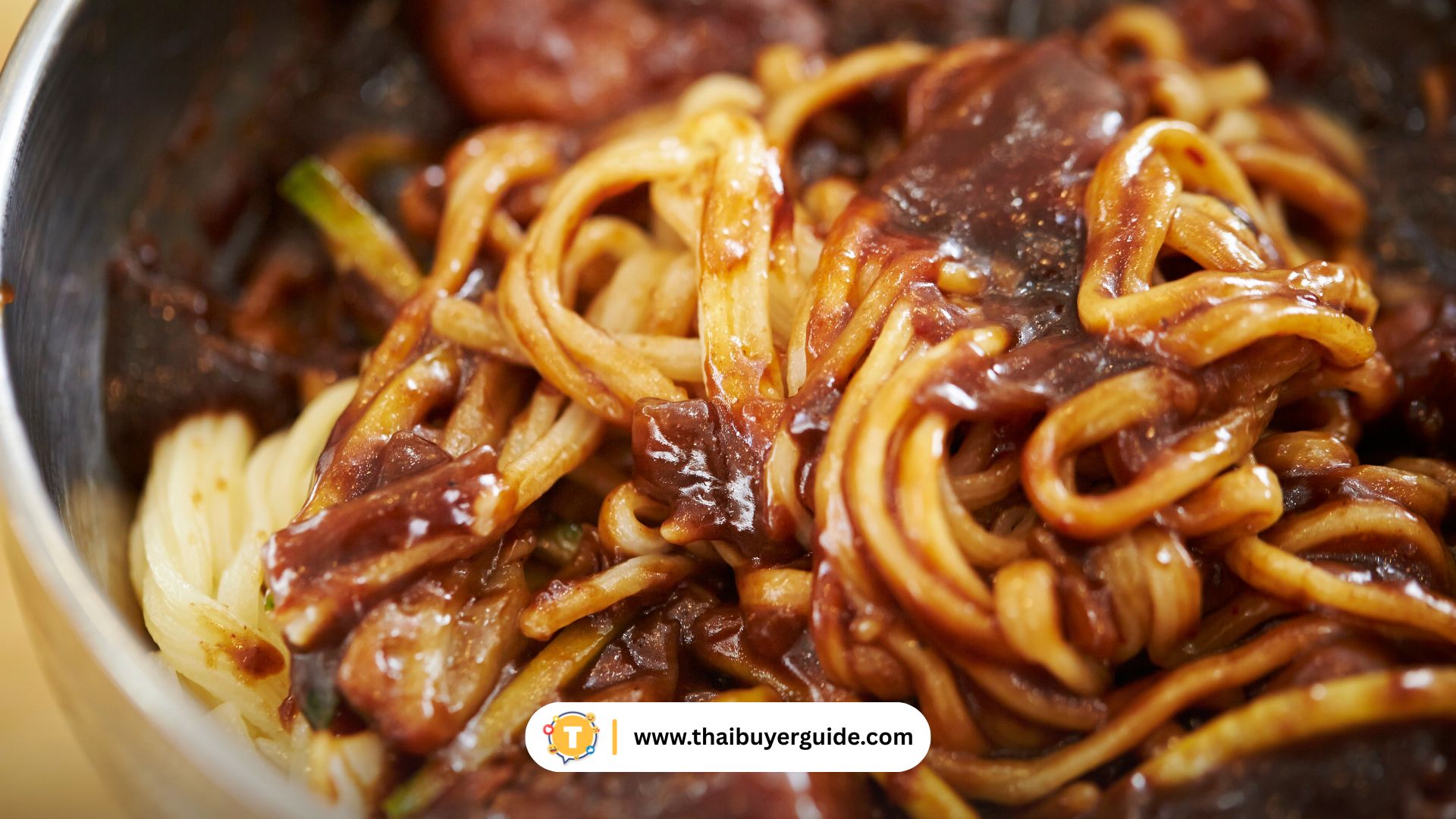 บะหมี่ซอสดำ (炸酱面 – Zhajiangmian)