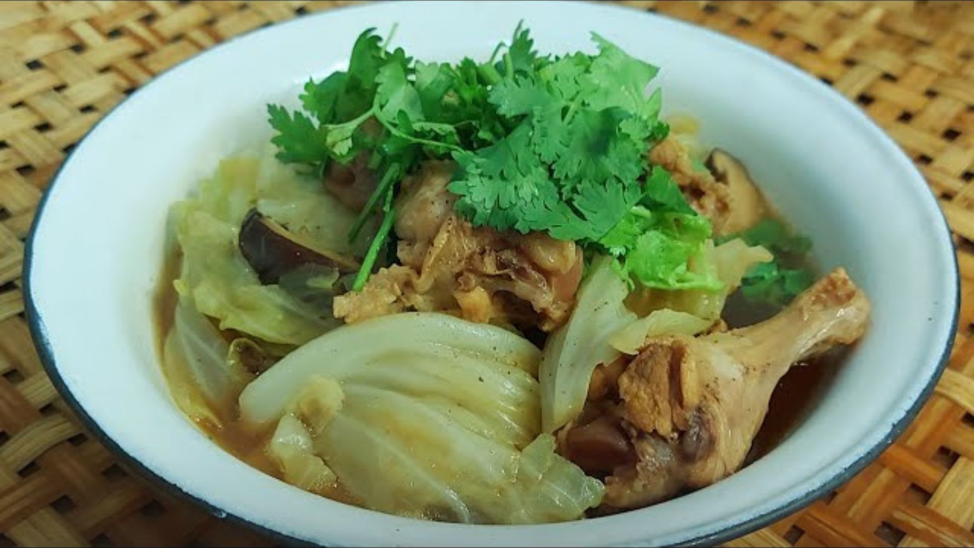 ซุปกะหล่ำปีตุ๋นไก่ (Chicken Soup with Cabbage)