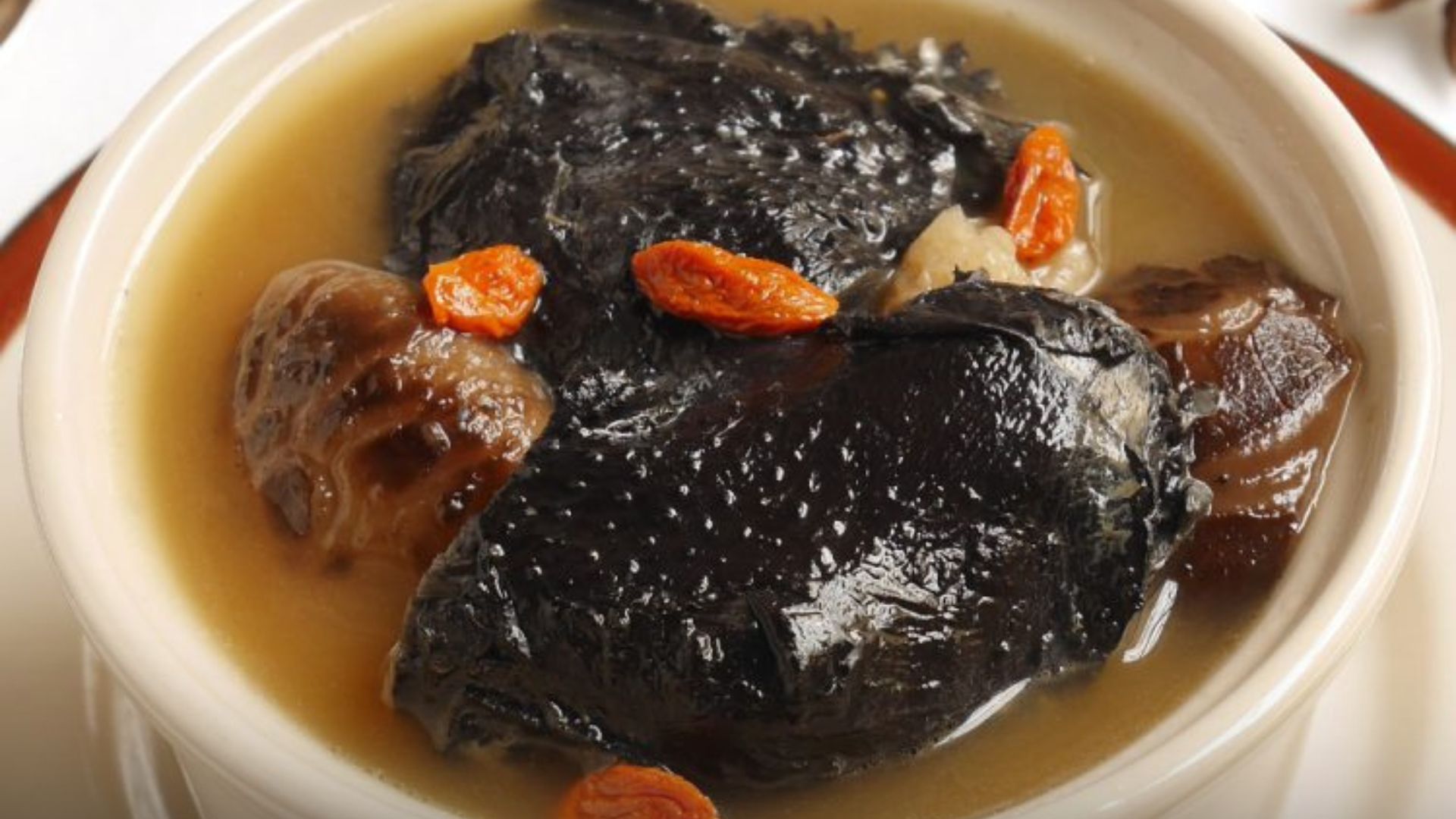 ไก่ดำตุ๋นสมุนไพรยูนนาน (Black Chicken Herbal Soup)