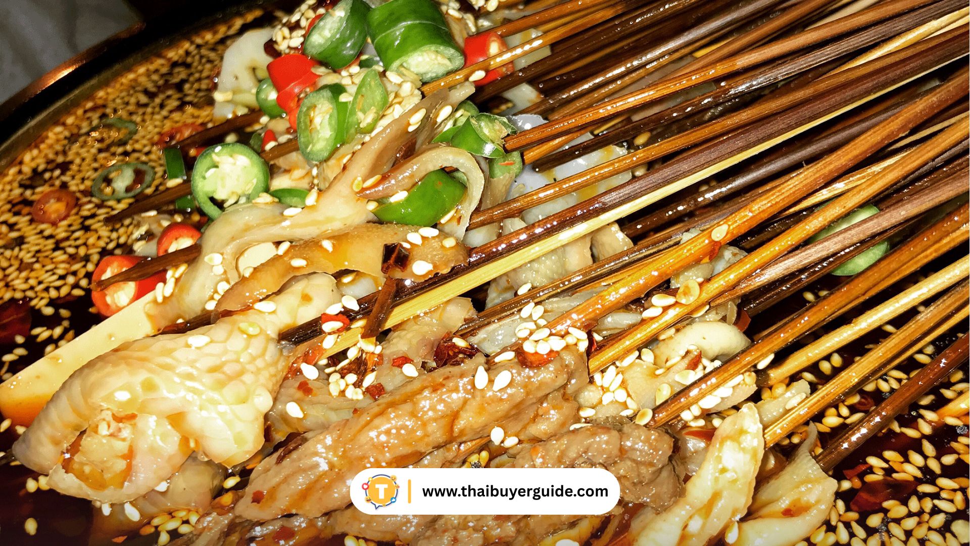 串串香 (Chuanchuan Xiang) — หม้อไฟไม้เสียบแบบสตรีทฟู้ด กินสนุกได้ไม่เบื่อ