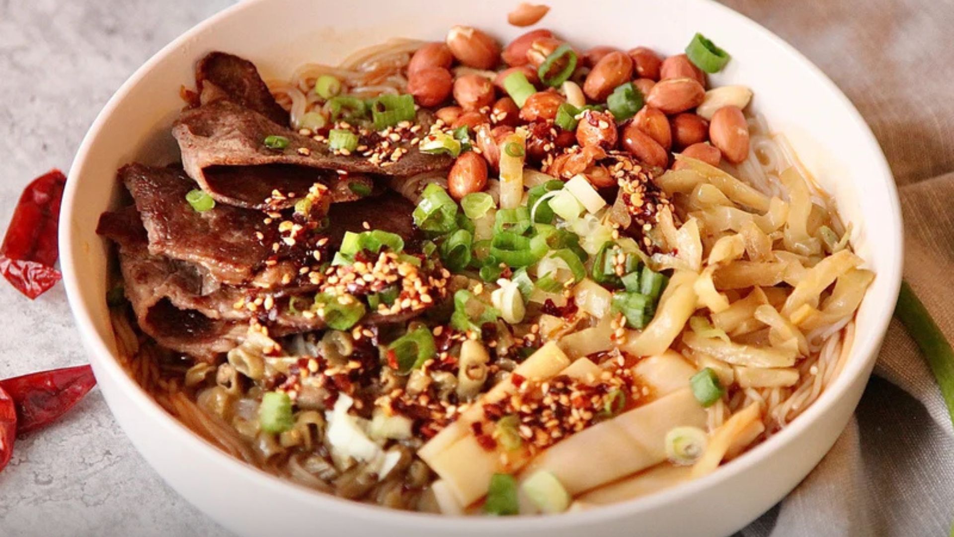 บะหมี่กุ้ยหลิน (Guilin Rice Noodles / 桂林米粉)