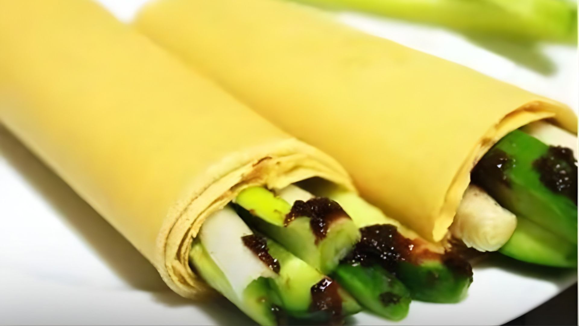 煎饼卷大葱 (Shandong Pancake Roll) — แป้งบางห่อเครื่อง กินคู่ต้นหอมสด