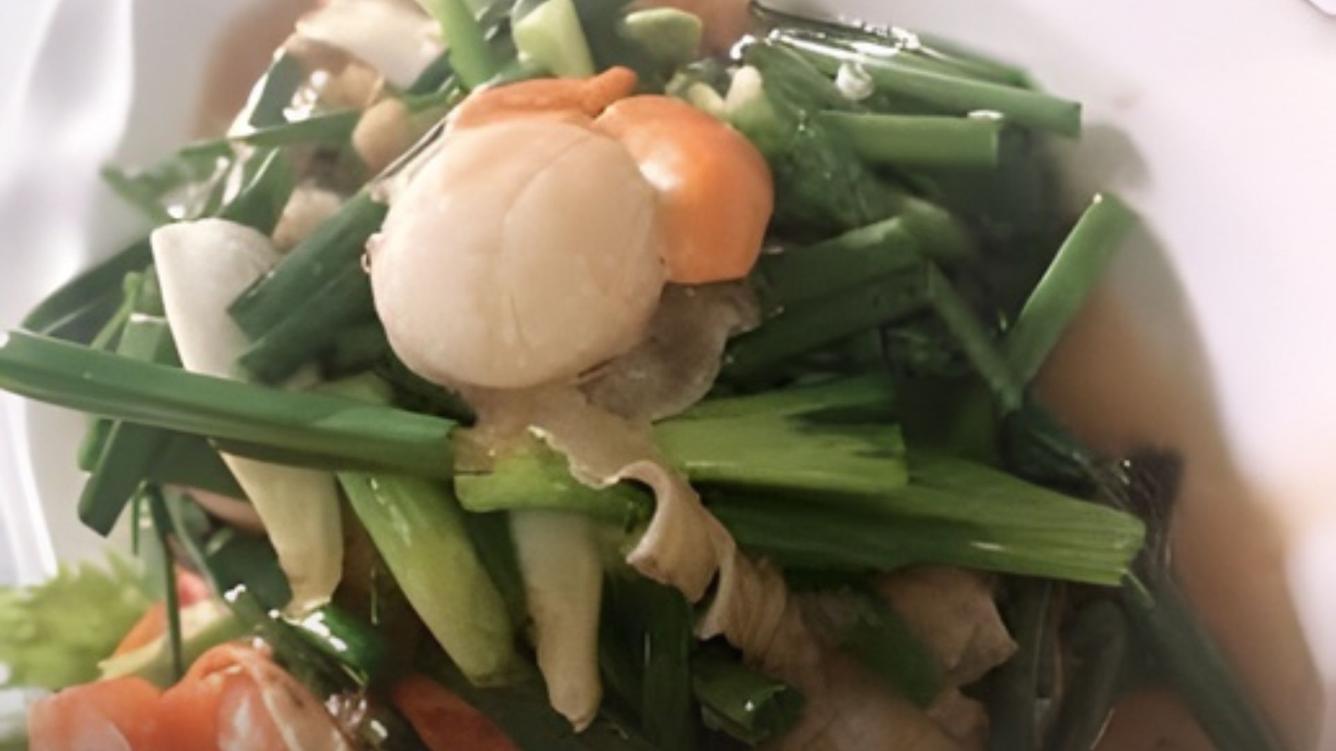 หอยเชลล์ผัดต้นหอม (葱爆扇贝)