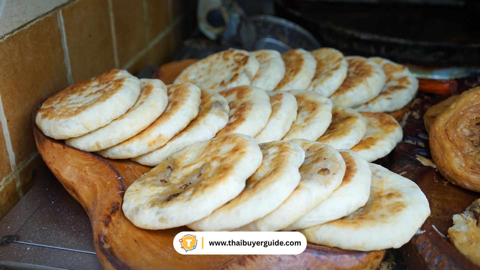 ขนมท้องถิ่นภาคเหนือ เช่น แป้งทอด ขนมหวาน