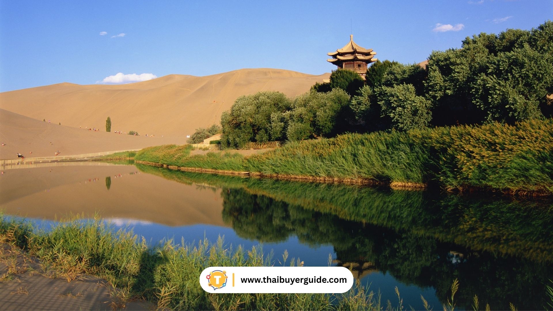 Crescent Lake (月牙泉)